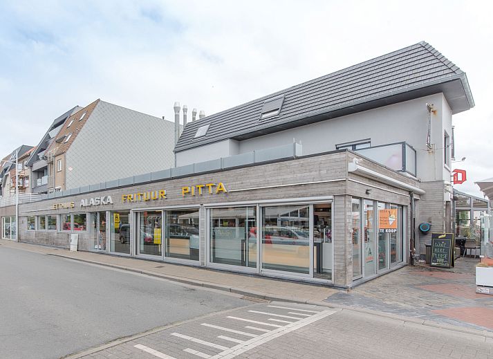 Stylish living room in Apartment Alaska Beach, Bredene, Belgian coast. Comfortable sitting area with lots of natural light and modern decor.