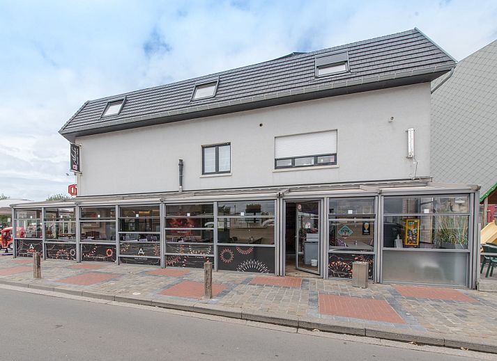 Stylish living room in Apartment Alaska Beach, Bredene, Belgian coast. Comfortable sitting area with lots of natural light and modern decor.
