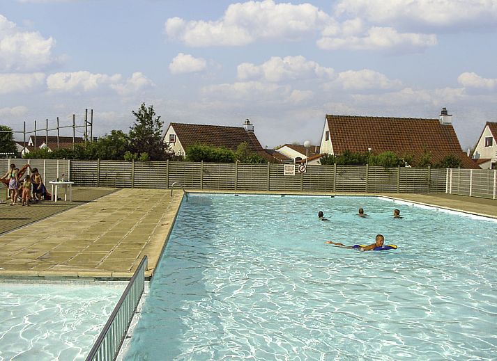 Vakantiehuis Zeewind 145 in Bredene, Belgische kust, biedt een charmante buitenkant met verzorgde tuin en uitnodigend terras.