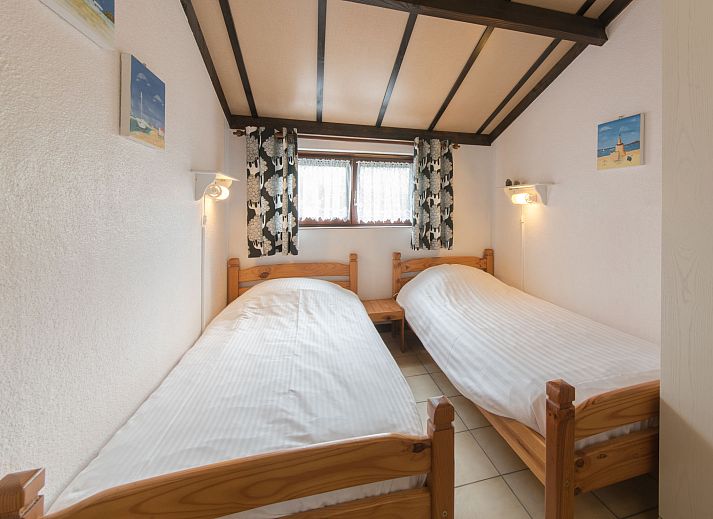 Gezellige binnenruimte van Vakantiehuis Zeewind 145 in Bredene, Belgische kust, met comfortabele zithoek en eettafel.