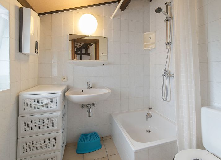 Gezellige binnenruimte van Vakantiehuis Zeewind 145 in Bredene, Belgische kust, met comfortabele zithoek en eettafel.