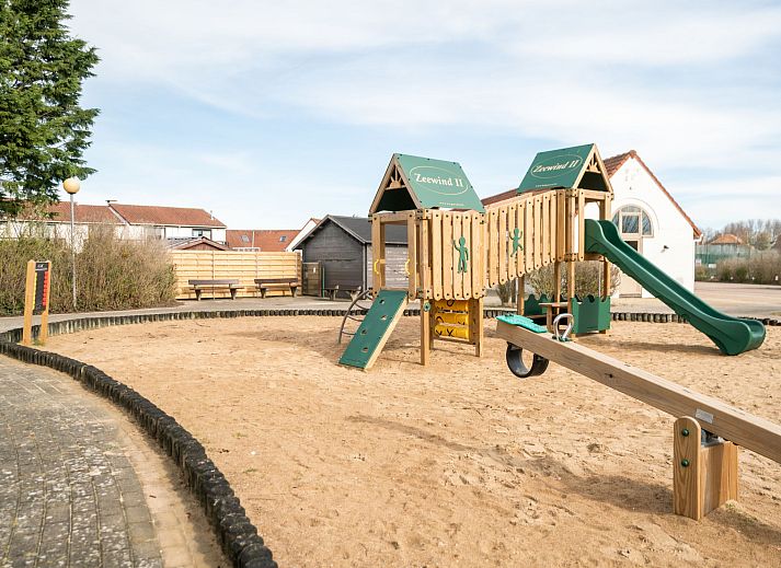 Sfeervolle slaapkamer in Vakantiehuis Zeewind 145, Bredene, Belgische kust. Gezellig interieur met houten accenten en natuurlijk licht.
