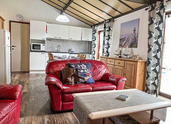 Sfeervolle slaapkamer in Vakantiehuis Zeewind 145, Bredene, Belgische kust. Gezellig interieur met houten accenten en natuurlijk licht.