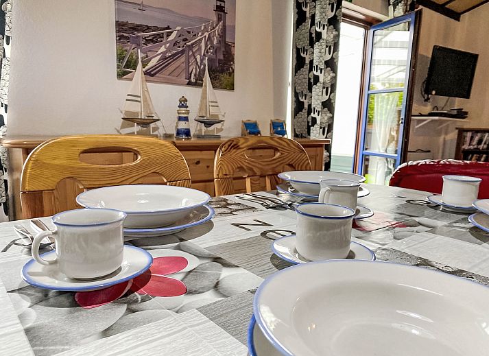 Sfeervolle slaapkamer in Vakantiehuis Zeewind 145, Bredene, Belgische kust. Gezellig interieur met houten accenten en natuurlijk licht.