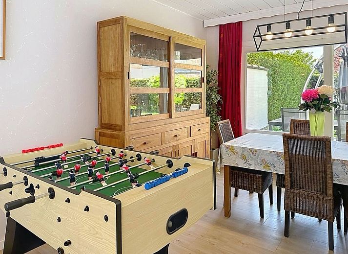 Gezellige woonkamer van Vakantiehuis Ruiterlaan in Bredene, Belgische kust, met comfortabele banken en een ruime eethoek.