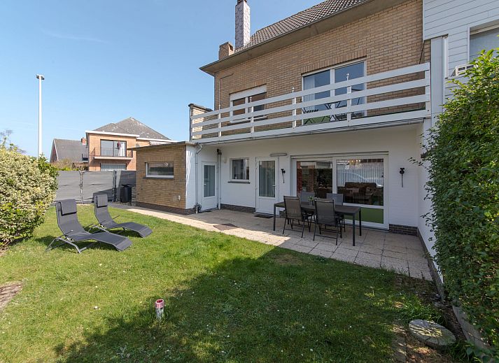 Vakantiehuis Ruiterlaan in Bredene aan de Belgische kust, met zonnig terras en groene tuin, ideaal voor ontspanning.