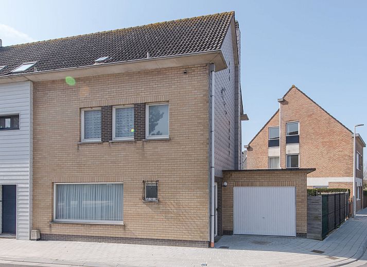 Vakantiehuis Ruiterlaan in Bredene aan de Belgische kust, met zonnig terras en groene tuin, ideaal voor ontspanning.