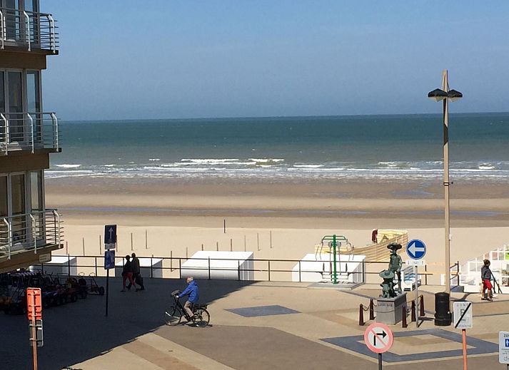 Cozy living room of Appartement Wohnung 'Wie zu Hause' in Middelkerke, Belgian coast, with comfortable sofa and colorful wall decoration.