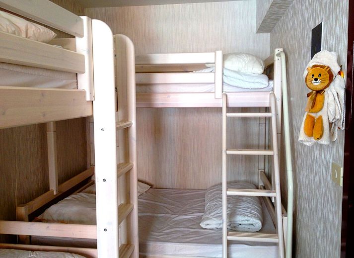 Modern bathroom in Apartment Wohnung 'Wie zu Hause' in Middelkerke, Belgian coast, with shower and mirror cabinet.