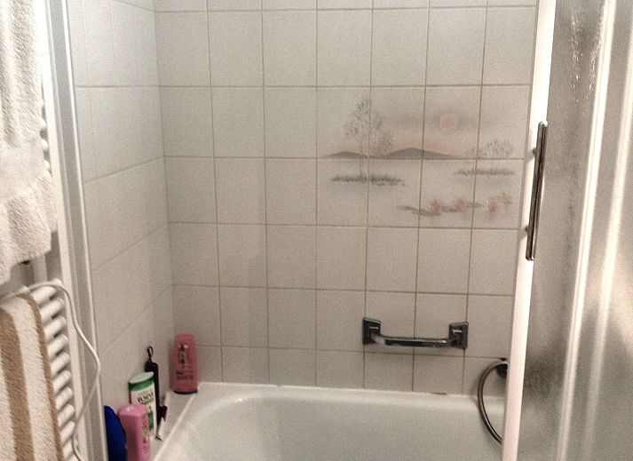 Modern bathroom in Apartment Wohnung 'Wie zu Hause' in Middelkerke, Belgian coast, with shower and mirror cabinet.