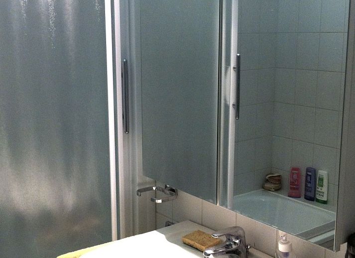 Modern bathroom in Apartment Wohnung 'Wie zu Hause' in Middelkerke, Belgian coast, with shower and mirror cabinet.