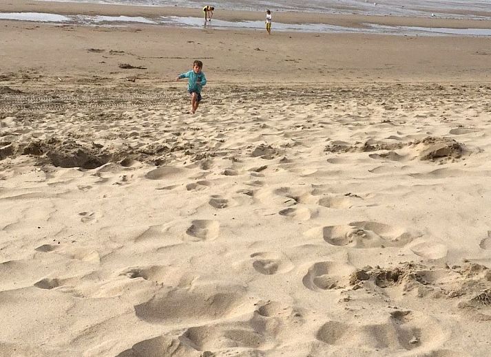 Modern bathroom in Apartment Wohnung 'Wie zu Hause' in Middelkerke, Belgian coast, with shower and mirror cabinet.