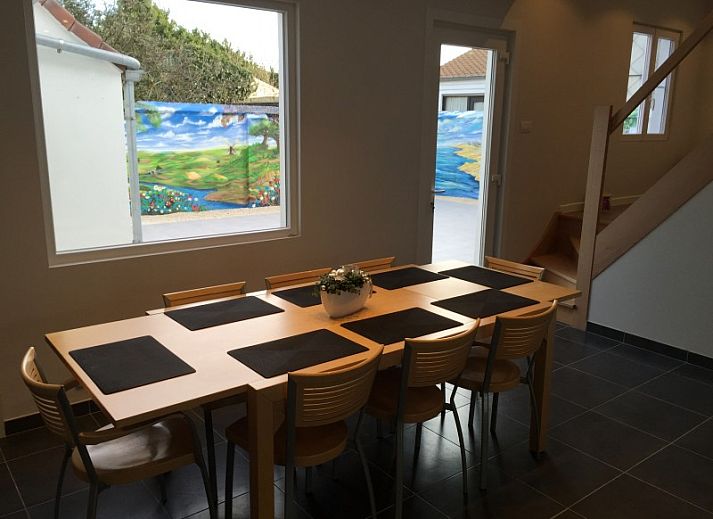 Gezellige woonkamer in Vakantiehuis RUST, Middelkerke, Belgische kust, met comfortabele zithoek en groot raam.