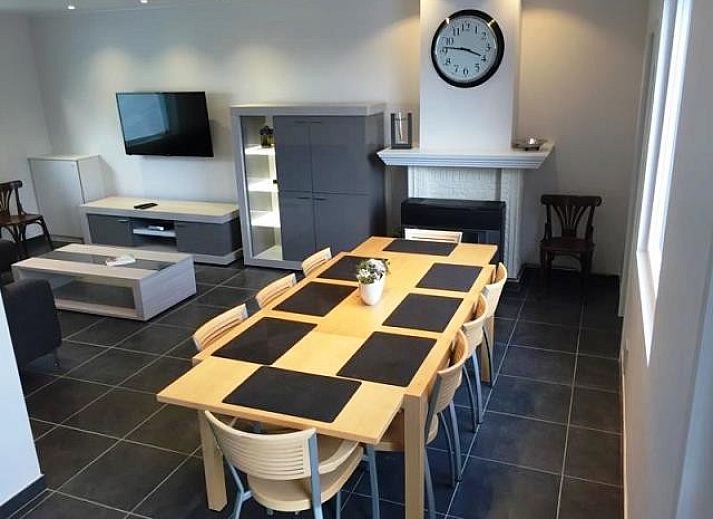 Moderne badkamer met mozaiektegels in Vakantiehuis RUST, Middelkerke, Belgische kust, voorzien van een ligbad.