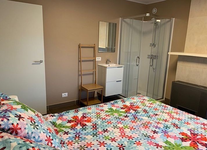 Moderne badkamer met mozaiektegels in Vakantiehuis RUST, Middelkerke, Belgische kust, voorzien van een ligbad.