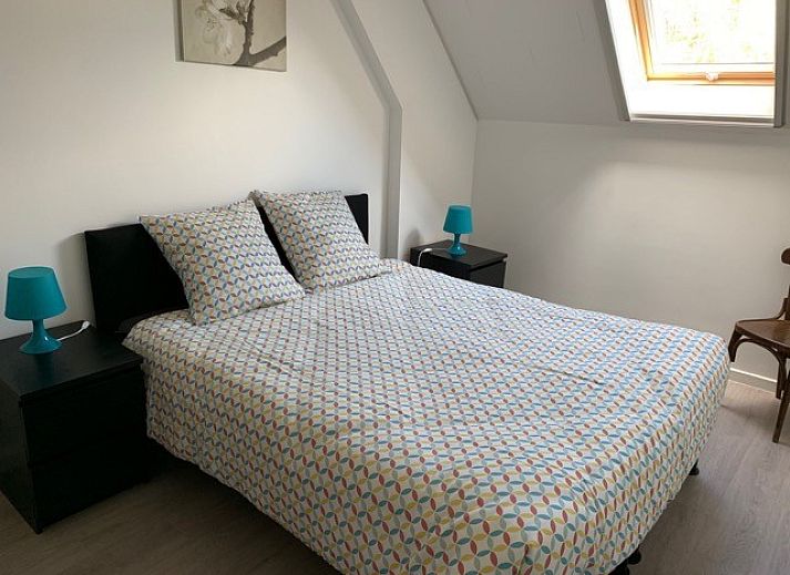 Moderne badkamer met mozaiektegels in Vakantiehuis RUST, Middelkerke, Belgische kust, voorzien van een ligbad.