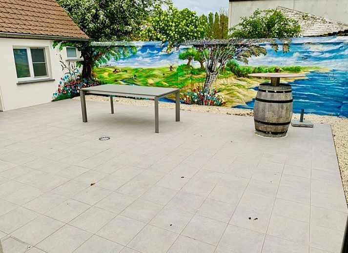Moderne badkamer met mozaiektegels in Vakantiehuis RUST, Middelkerke, Belgische kust, voorzien van een ligbad.