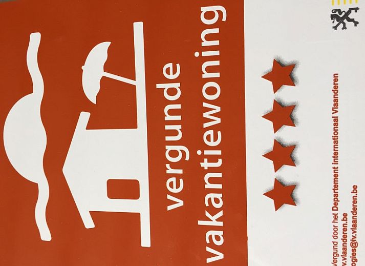 Moderne badkamer met mozaiektegels in Vakantiehuis RUST, Middelkerke, Belgische kust, voorzien van een ligbad.