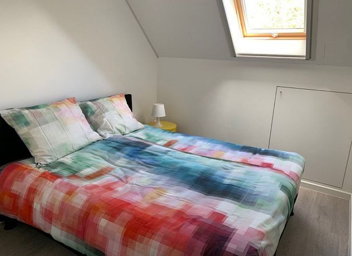 Stijlvolle badkamer met toilet in Vakantiehuis RUST, Middelkerke, Belgische kust, moderne afwerking en mozaiektegels.