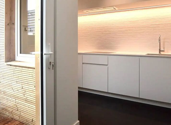 't Silte Apartment with a terrace in Middelkerke offers a modern kitchen on the Belgian coast for a comfortable vacation.