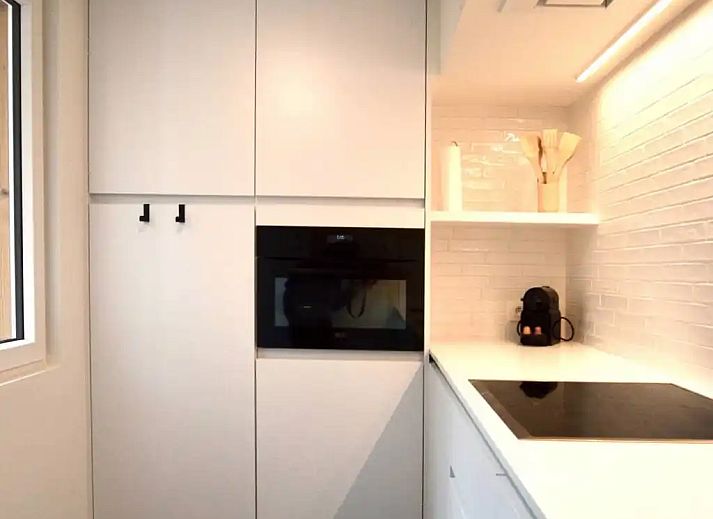 't Silte Apartment with a terrace in Middelkerke offers a modern kitchen on the Belgian coast for a comfortable vacation.