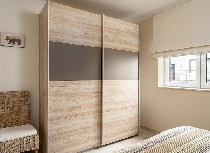 Lichte woonkamer met balkonuitzicht in Park Azur II, appartement aan de Belgische kust in Middelkerke.