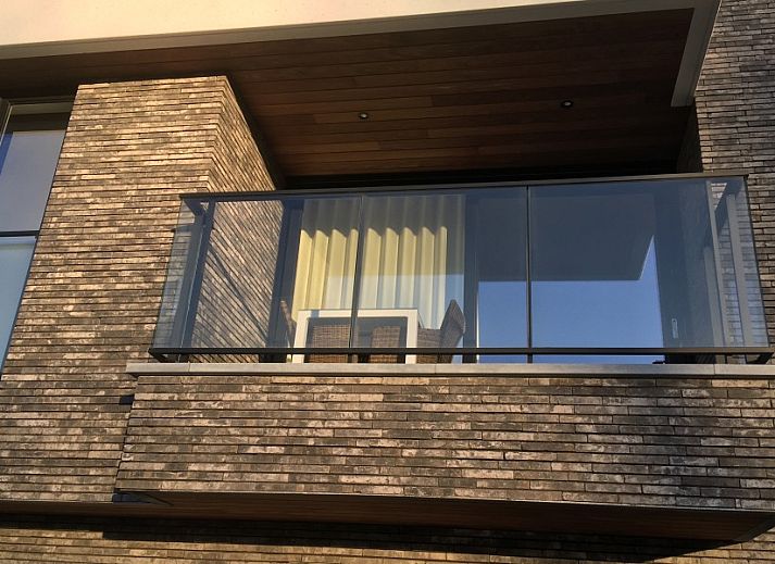 Lichte woonkamer met balkonuitzicht in Park Azur II, appartement aan de Belgische kust in Middelkerke.