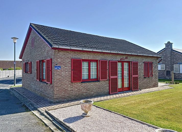 Stijlvolle woonkamer in Red Sea vakantiehuis te Middelkerke met comfortabele zithoek en veel natuurlijk licht.