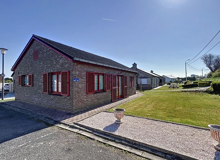 Stijlvolle woonkamer in Red Sea vakantiehuis te Middelkerke met comfortabele zithoek en veel natuurlijk licht.