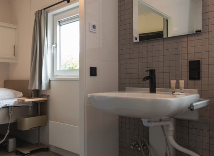 Huisdiervriendelijke Access Lodge in Westende, Belgische kust, met comfortabele binnenruimte en airco, ideaal voor een ontspannen vakantie.