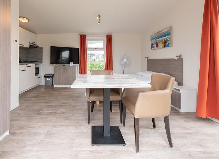 Comfort Lodge in Westende, Belgische kust, biedt een charmante vakantie-ervaring met een ruime veranda en groene omgeving.