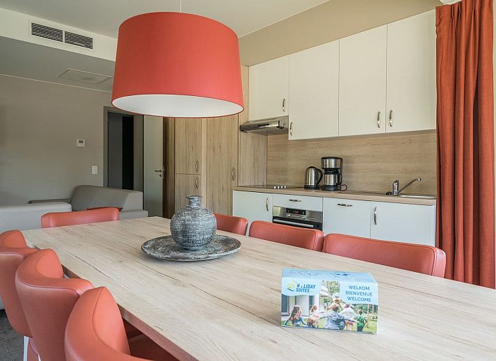 Terrasuitzicht vanuit de Ruime Familiesuite in Westende, Belgische kust, met toegang tot groene omgeving.