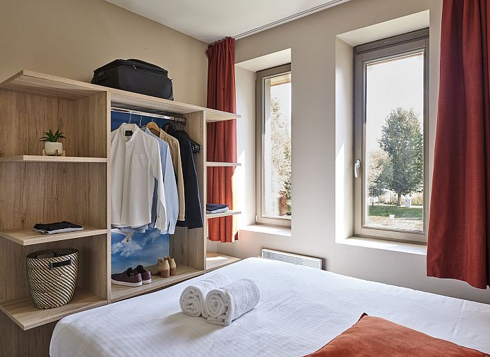 Comfortabele slaapkamer in Ruime Familiesuite, Westende, Belgische kust, ideaal voor gezinnen.