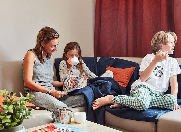 Gezellige slaapkamer met balkon in Ruime Familiesuite, Westende, Belgische kust, met uitzicht op speeltuin.