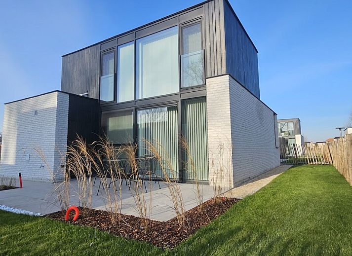 't Zeehuisje in Westende: zonnig terras met tuinmeubelen en ligstoelen voor ontspanning aan de Belgische kust.