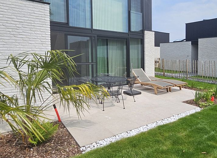 't Zeehuisje in Westende: zonnig terras met tuinmeubelen en ligstoelen voor ontspanning aan de Belgische kust.