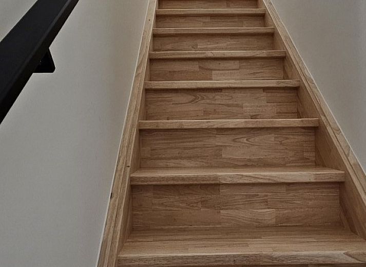 Stijlvolle eetruimte in 't Zeehuisje, Westende: moderne keuken met houten tafel en comfortabele stoelen aan de Belgische kust.