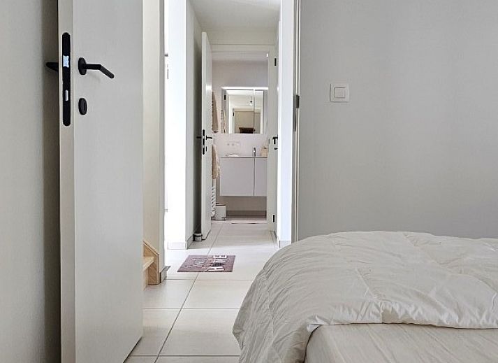 Stijlvolle eetruimte in 't Zeehuisje, Westende: moderne keuken met houten tafel en comfortabele stoelen aan de Belgische kust.