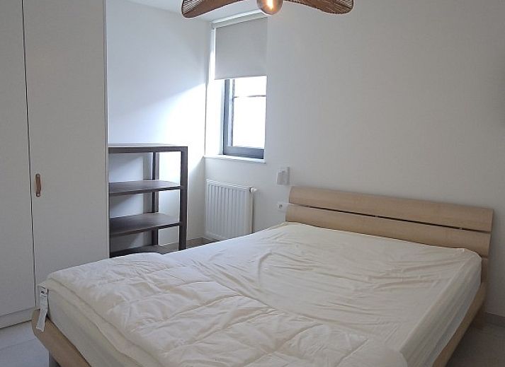 Stijlvolle eetruimte in 't Zeehuisje, Westende: moderne keuken met houten tafel en comfortabele stoelen aan de Belgische kust.