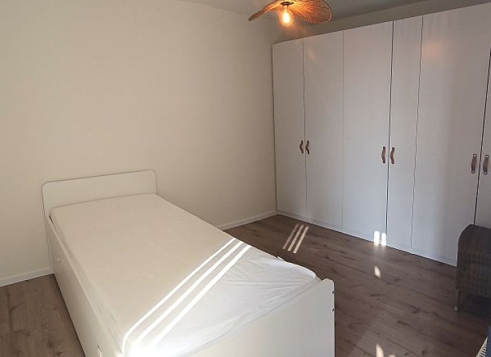 Gezellige zithoek in 't Zeehuisje, Westende: comfortabele bank met decoratieve kussens en wandkunst aan de Belgische kust.