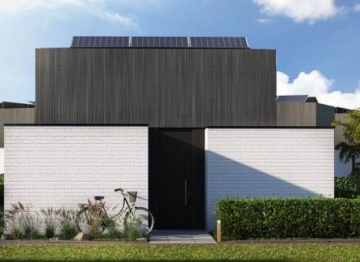 Gezellige zithoek in 't Zeehuisje, Westende: comfortabele bank met decoratieve kussens en wandkunst aan de Belgische kust.