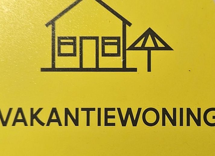 't Zeehuisje in Westende: ruim terras met ligbedden en tuinmeubilair omgeven door groen aan de Belgische kust.