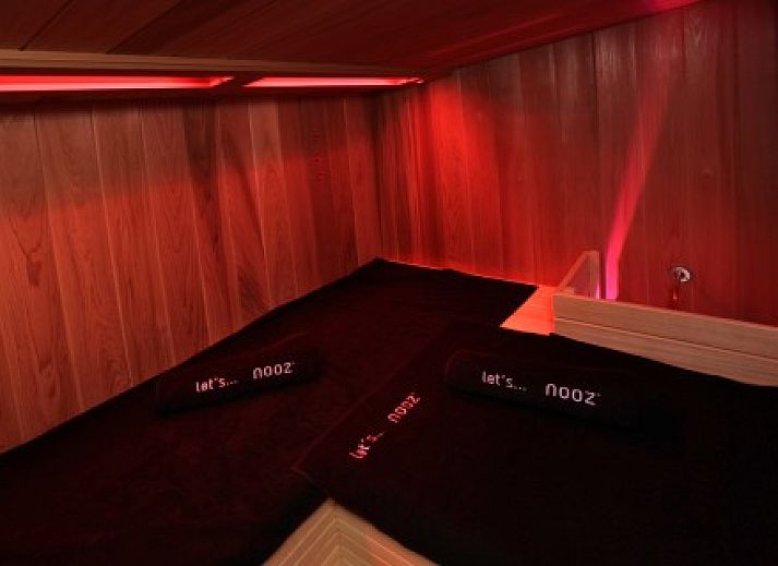 Gezellige woonkamer in Sea Nooz vakantiehuis met open haard, Nieuwpoort, Belgische kust.