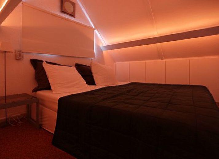 Gezellige woonkamer in Sea Nooz vakantiehuis met open haard, Nieuwpoort, Belgische kust.