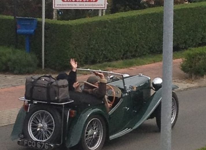 B&B-ternier in Nieuwpoort, Belgische kust, charmante bed and breakfast met sfeervolle gevel en groene omgeving.