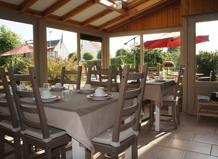 B&B-ternier in Nieuwpoort, Belgische kust, charmante bed and breakfast met sfeervolle gevel en groene omgeving.