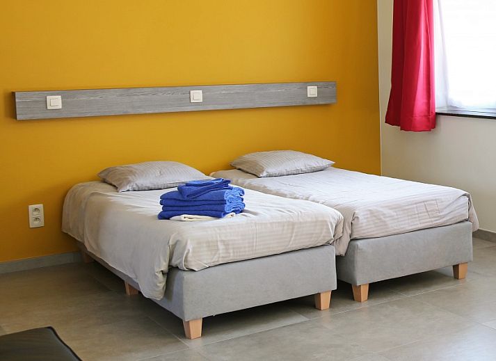 B&B-ternier in Nieuwpoort, Belgische kust, charmante bed and breakfast met sfeervolle gevel en groene omgeving.