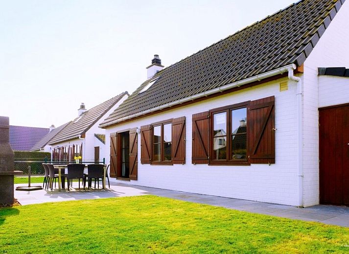Vakantiehuis Westnest 112 in Nieuwpoort, Belgische kust. Charmante buitenkant met fietsen en verzorgde tuin.