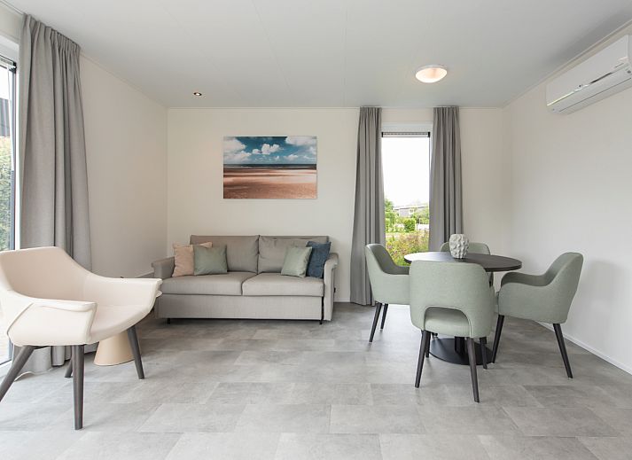 Stijlvolle woonkamer van Access Lodge in Nieuwpoort, Belgische kust, met comfortabele zitruimte en airconditioning voor vier personen.