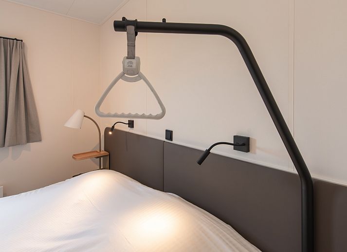 Stijlvolle woonkamer van Access Lodge in Nieuwpoort, Belgische kust, met comfortabele zitruimte en airconditioning voor vier personen.